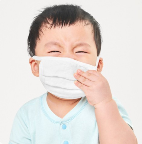 Kanak-kanak memakai pelitup muka sambil menunjukkan tanda tidak selesa akibat selsema dan hidung tersumbat